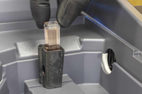 Quels sont les critères pour choisir un écran avec une couverture colorimétrique étendue pour la retouche photo?